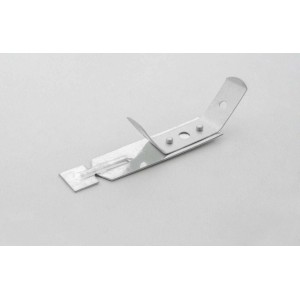 Accessorio t.b.t. per pannelli in cartongesso, staffa metallica con linguetta di montaggio.