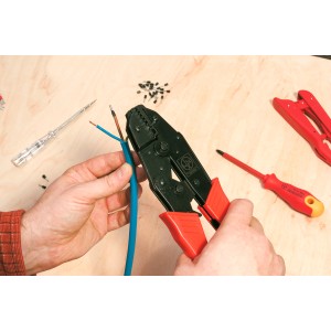 Pinza a crimpare LUX Comfort che crimpa un puntale su un cavo.