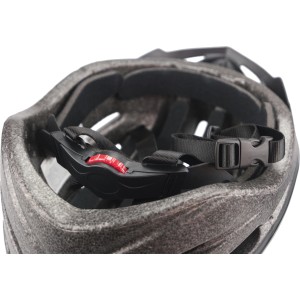 Vista interna del casco da bici con sistema di regolazione e chiusura.
