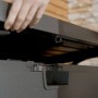 Mani aprono coperchio grigio scuro metallizzato della Biohort StyleBox 170 con molla a gas.