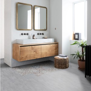 Bagno con pavimento vinilico autoadesivo effetto pietra Gerflor Wallstreet Light.