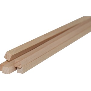 Listelli in legno piallato, colore legno chiaro, sezione quadrata.