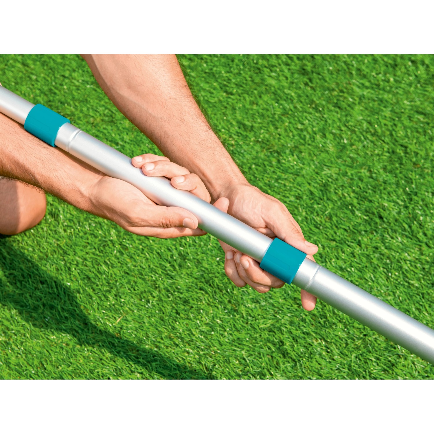 Asta telescopica in alluminio Bestway per piscina, 360 cm, con impugnature blu.