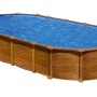 Piscina ovale Gre Amazonia effetto legno, 730x375x132 cm, riempita con acqua blu.