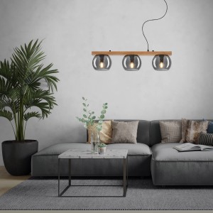 Lampada a sospensione moderna con tre paralumi in vetro grigio e trave in legno, ideale come Sospensioni.