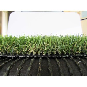 Primo piano di erba sintetica t.b.t. con fibre verdi e supporto scuro.