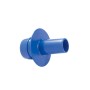 Primo piano di un adattatore blu per accessori piscina.