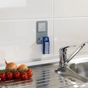 t.b.t. utensile da cucina su supporto a parete accanto al lavello con verdure.