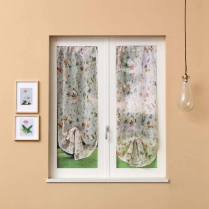 Finestra con tenda a pacchetto floreale t.b.t. in stile country.