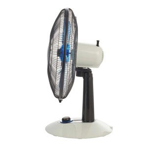 Ventilatore da tavolo con rotore blu e corpo bianco e nero.