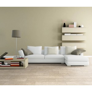 Piastrelle per pavimenti chiare posate in soggiorno.