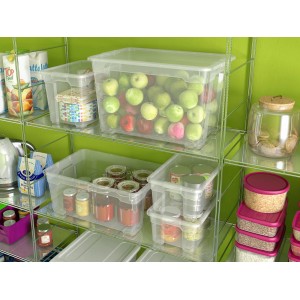 Vari contenitori/scatole t.b.t. trasparenti su uno scaffale, pieni di cibo.