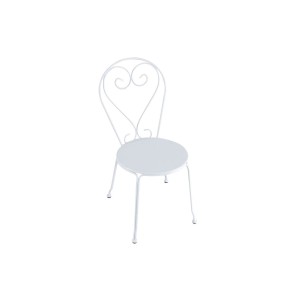 Sedia da giardino bianca con schienale a forma di cuore. Seduta per patio e giardino.