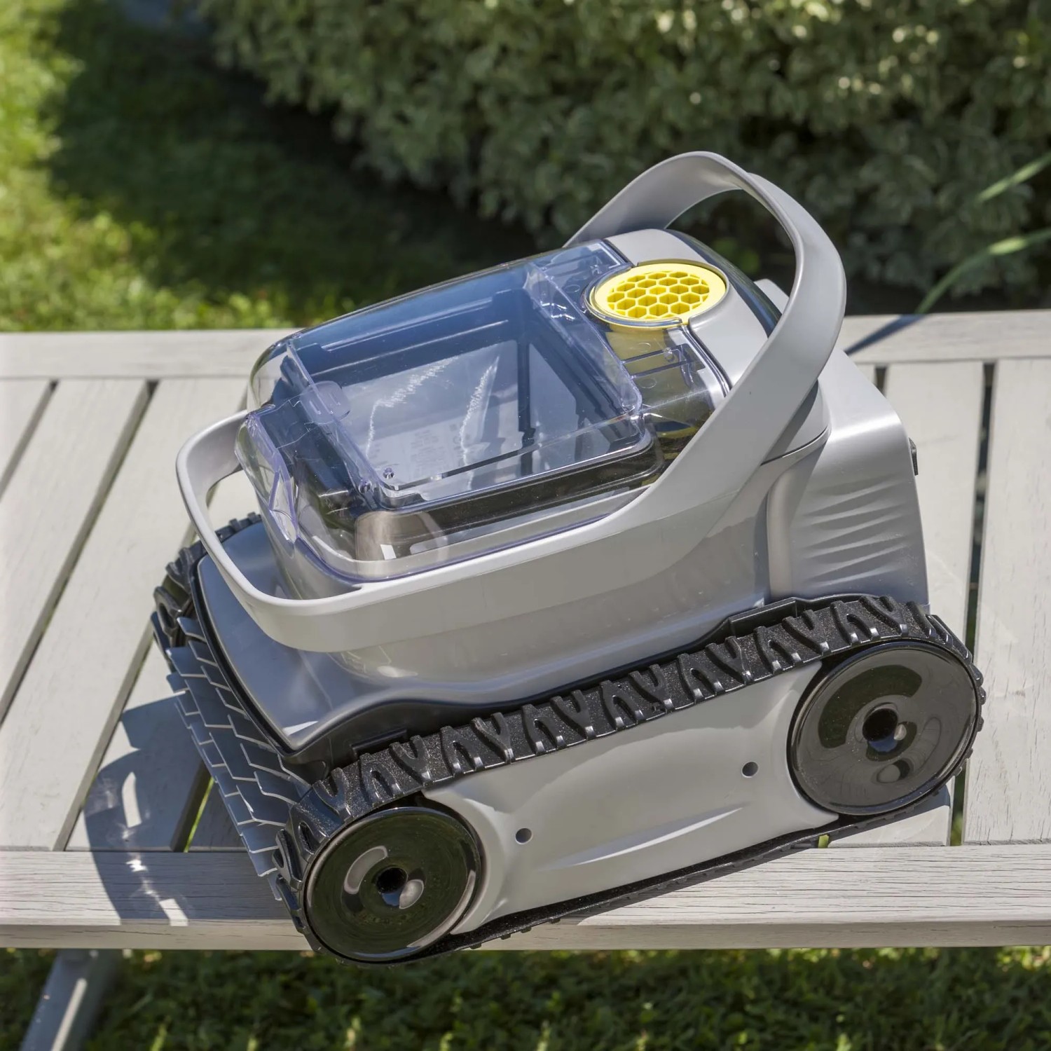 Robot per piscina t.b.t. grigio con cingoli e contenitore trasparente.