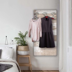Attaccapanni da parete con tre ganci e due capi d'abbigliamento. Ganci da guardaroba.
