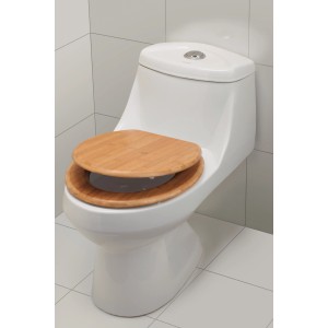 Sedile WC Moros in legno massello su un water bianco in bagno.