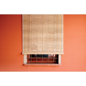 Tenda a rullo t.b.t. color naturale su finestra con parete arancione.