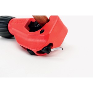 Tagliatubi rosso per tagliare tubi.