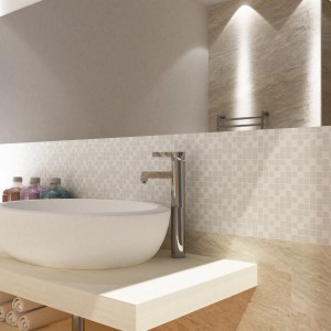 Bagno luminoso con piastrelle a mosaico come paraschizzi e lavabo d'appoggio.