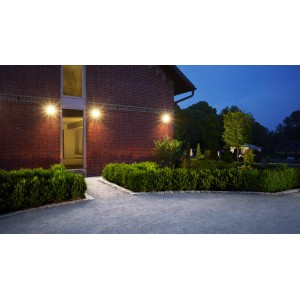 Facciata di casa illuminata con faretto LED Steinel LS 150 nero. Faretto da esterno per giardino e cortile.