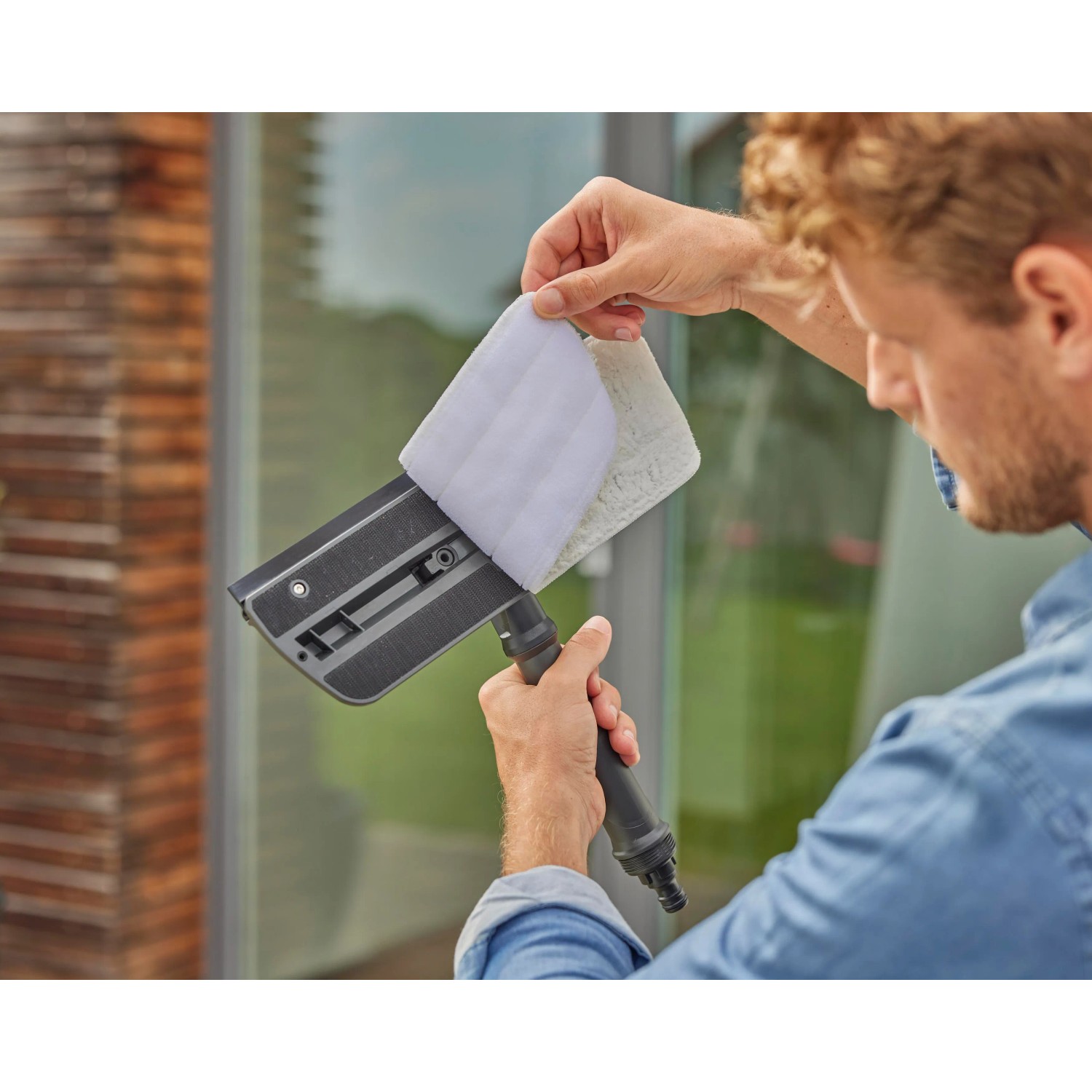 Gardena Cleansystem lavavetri con microfibra e tergivetro in uso.