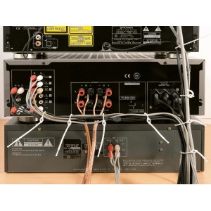 Fascette stringicavo bianche (25 pz.) per la gestione dei cavi su un sistema hi-fi.