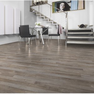 Pavimento laminato Comfort Kiefer Amelia pino chiaro posato in soggiorno con mobili e scale.