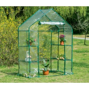 Piccola serra a foglio con ripiani per il giardino.