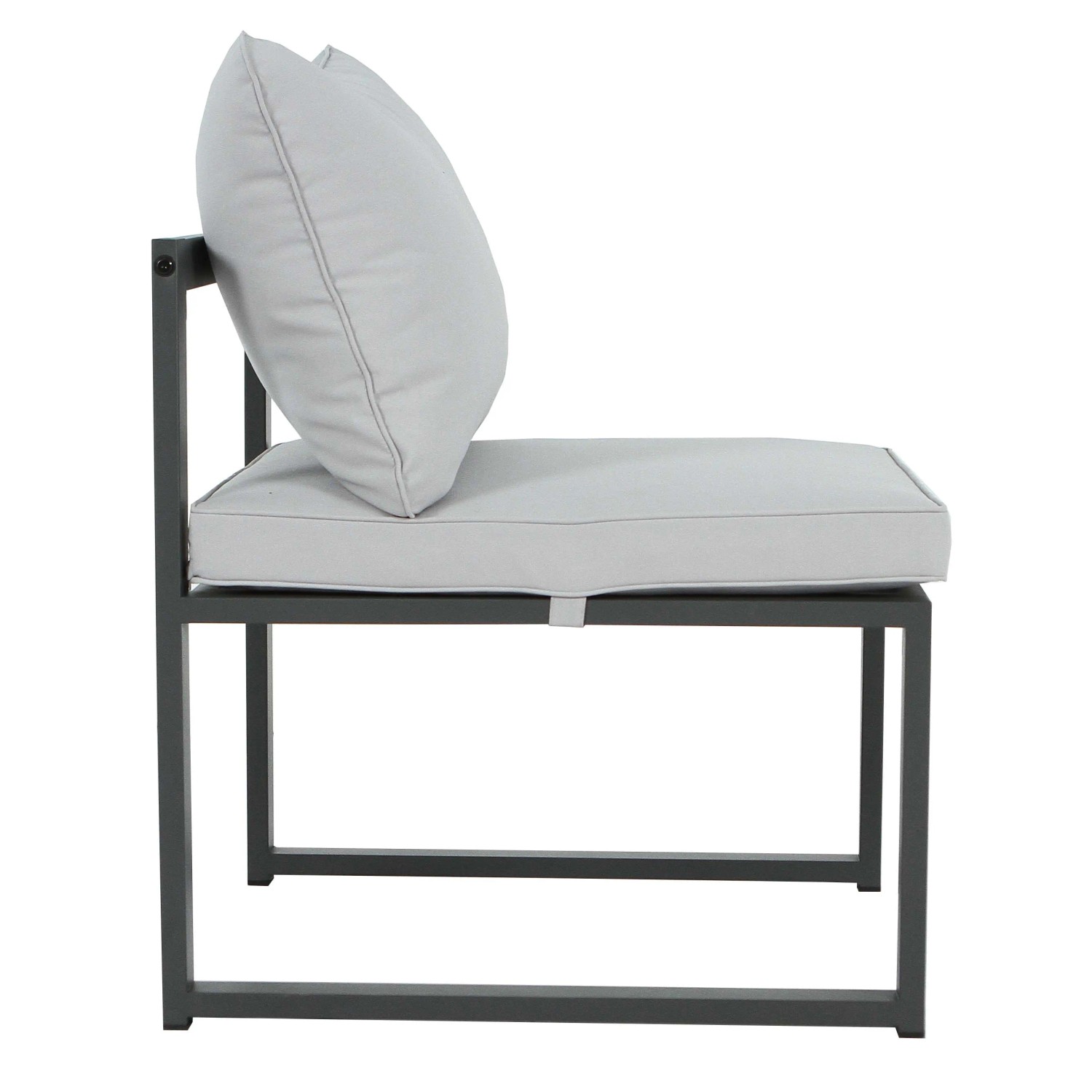 Poltrona da esterno t.b.t. con struttura in metallo grigio e cuscini grigio chiaro.