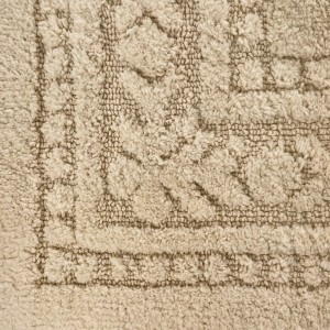 Dettaglio di un tappeto da bagno t.b.t. beige con motivo.