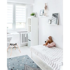 Cameretta con tappeto per bambini blu con motivo montagna e stelle.