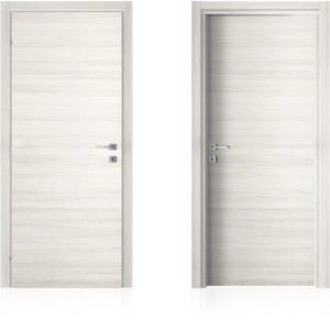 Due porte interne bianche con venature orizzontali e maniglie argentate.