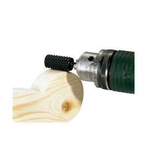 Set di frese LUX in uso: la fresa lavora il legno con un trapano. Ideale per la lavorazione di legno e metallo.