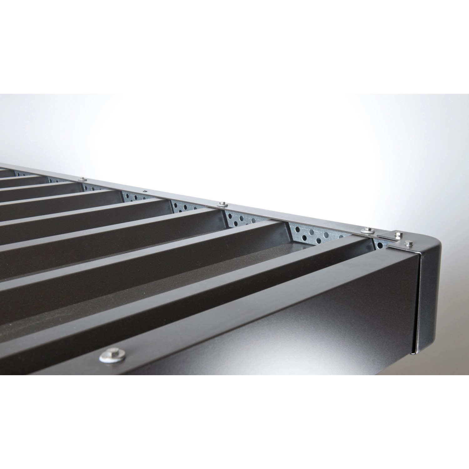 Dettaglio del capanno da giardino Biohort HighLine in grigio quarzo metallizzato, focus sulla struttura in metallo.