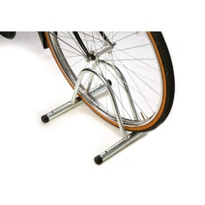 Portabici in metallo con pneumatico. Pratico per riporre la bici.