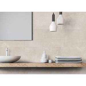 Piastrella da pavimento in gres porcellanato beige, 60x30 cm, opaca, posata sulla parete del bagno.