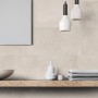 Piastrella da pavimento in gres porcellanato beige, 60x30 cm, opaca, posata sulla parete del bagno.