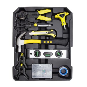Set di attrezzi t.b.t. con martello, livella, cacciavite e altri accessori.