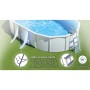 Piscina ovale Gre Bora Bora con pareti in acciaio bianche e scaletta di sicurezza su prato verde.