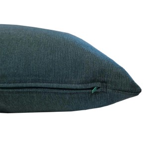 Primo piano di un cuscino t.b.t. blu scuro con cerniera. Cuscino decorativo per divano.