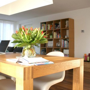Tavolo con tulipani in un ambiente luminoso. Controlla l'impregnante per legno per mobili.