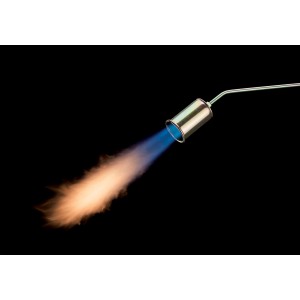 Cannello saldatore con fiamma, accessorio per saldatura.