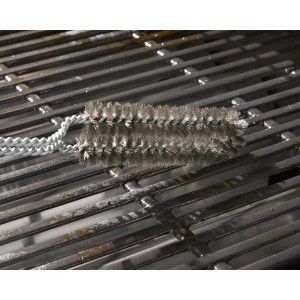 Spazzola per griglia Weber stretta su griglia, ideale per pulire gli spazi.