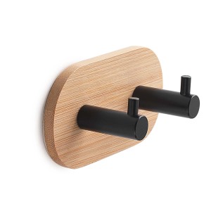 Appendiabiti da parete in bambù con due ganci neri per accessori e contenitori.