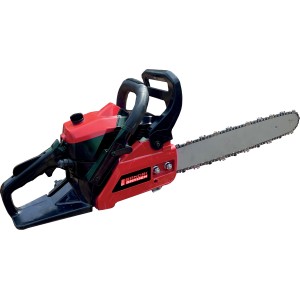 Motosega rossa con manico nero e catena argentata. Ideale per la potatura degli alberi.