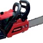 Motosega rossa con manico nero e catena argentata. Ideale per la potatura degli alberi.