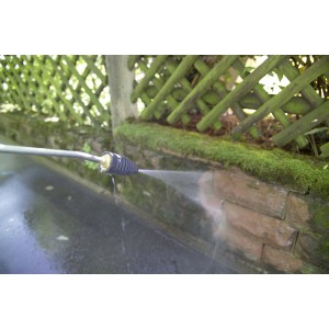 Accessorio per idropulitrice in uso: pulizia di un muro muschioso.