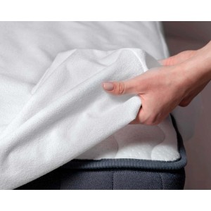 Lenzuolo con angoli t.b.t. bianco tirato su un materasso.