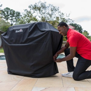 Copertura nera per grill a gas Char-Broil per 3-4 bruciatori in uso.
