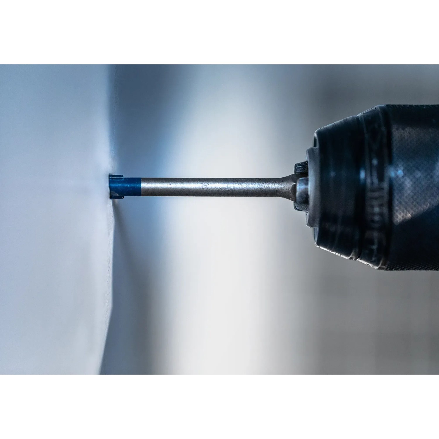Punta per ceramica Bosch Expert Hard Hex-9, 3mm, in uso per forare piastrelle.